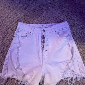 White jean shorts 🤍🕸️